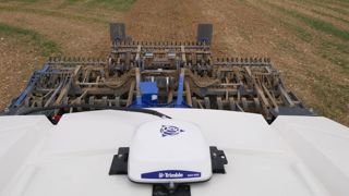 Les agriculteurs équipés de consoles Müller-Elektronik accèdent désormais au récepteur GNSS NAV-900 et aux systèmes de guidage associés de Trimble. © Trimble Les agriculteurs équipés de consoles Müller-Elektronik accèdent désormais au récepteur GNSS NAV-900 et aux systèmes de guidage associés de Trimble. © Trimble